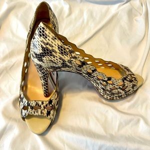 Gorgeous Elie Tahari snakeskin peep toe heels